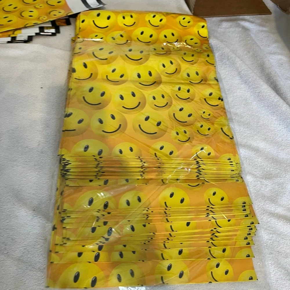 25 10 x 13. Happy Face designer polymailers,